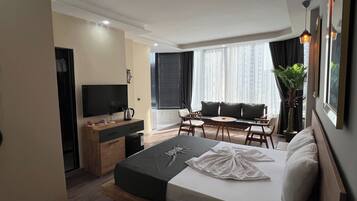 Luxury-Doppelzimmer, Balkon | Laptopgeeigneter Arbeitsplatz, kostenloses WLAN