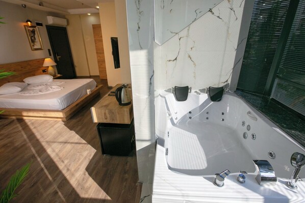 Luxury-Doppelzimmer, Balkon | Laptopgeeigneter Arbeitsplatz, kostenloses WLAN