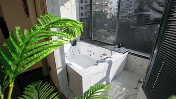 Kamar Double Mewah, balkon | Kamar mandi | Shower, pengering rambut, handuk, dan sabun
