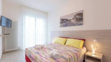Tabla de planchar con plancha, wifi gratis y ropa de cama