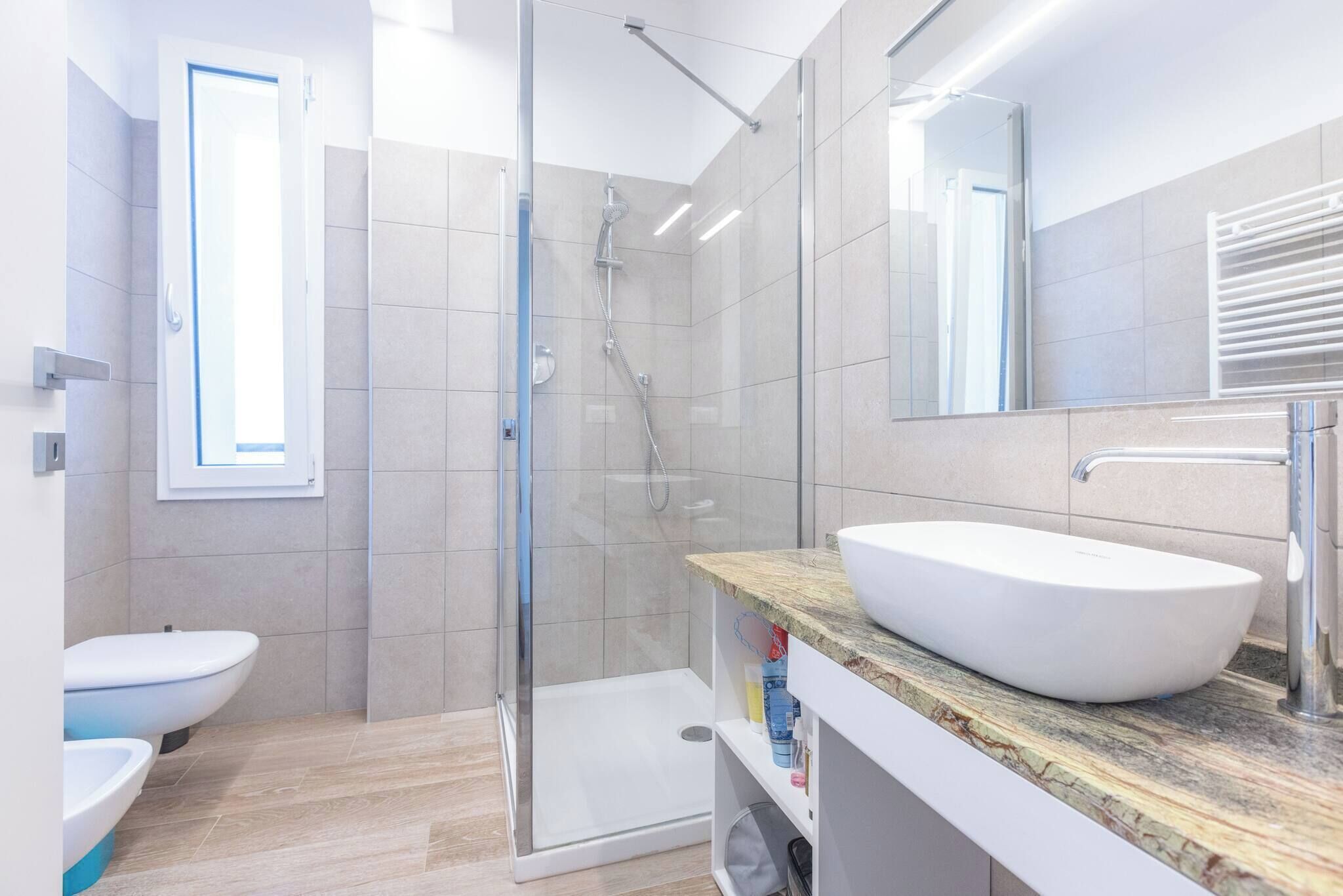 Dusche, Haartrockner, Bidet, Handtücher