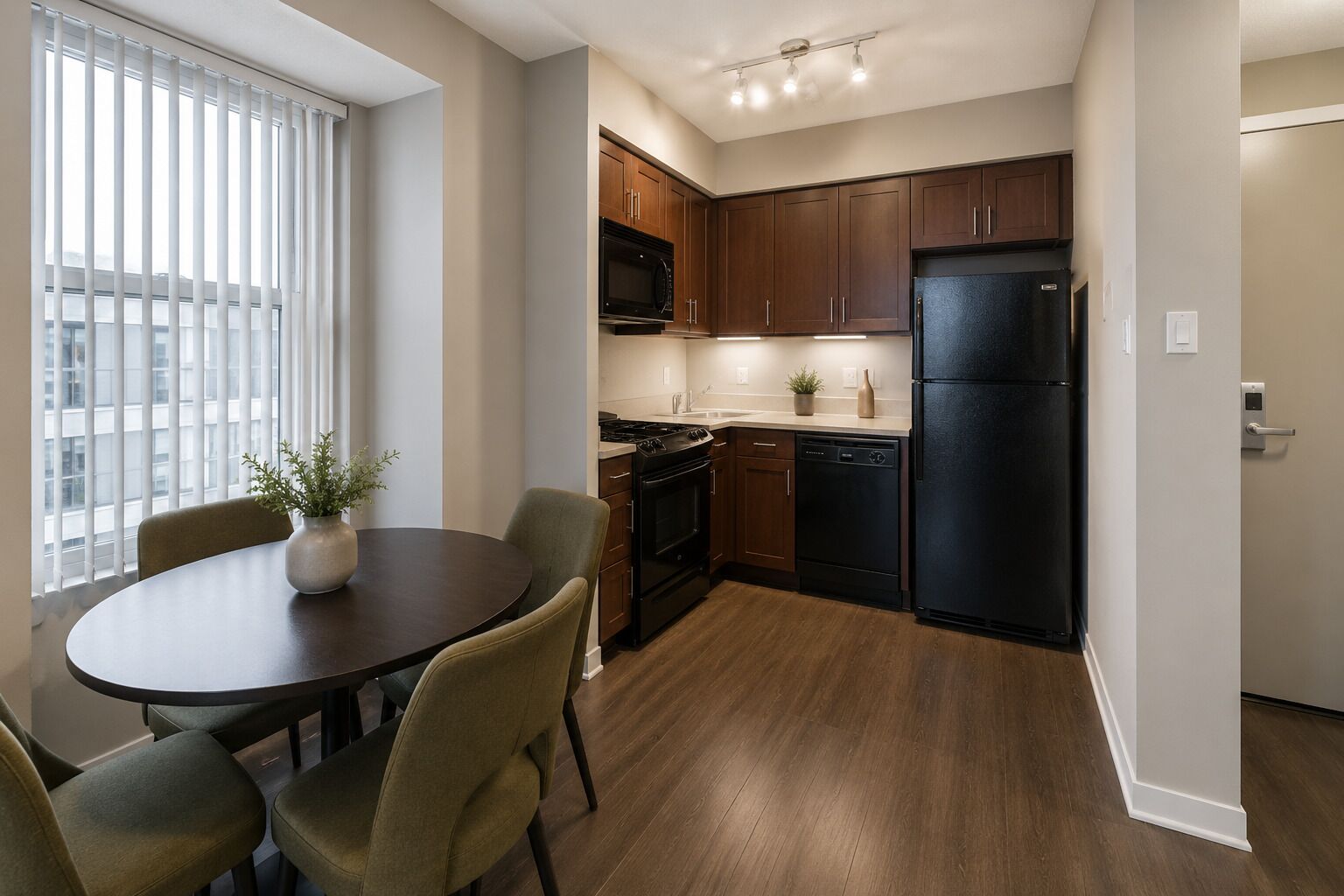 Standard Room | Private kitchen | Fridge, microwave, oven, stovetop