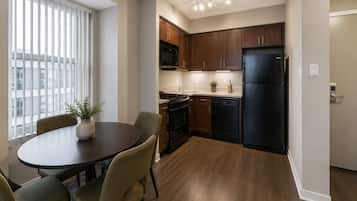 Standard Room | Private kitchen | Fridge, microwave, oven, stovetop