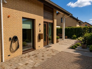 Terrace/patio - Waterfront villa with a jacuzzi and sauna (Leimuiden)