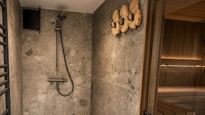 Spa - Waterfront villa with a jacuzzi and sauna (Leimuiden)