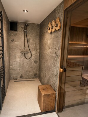 Spa - Waterfront villa with a jacuzzi and sauna (Leimuiden)