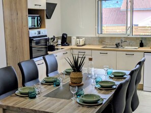 Une cuisine moderne avec un coin repas aménagé pour prendre un repas.