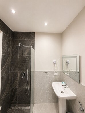 Douche, sèche-cheveux, serviettes fournies, savon