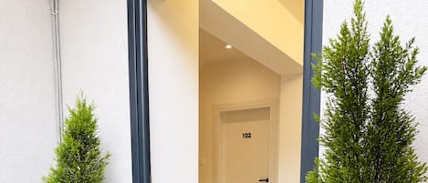 Deluxe Duplex, Courtyard View | Interior entrance