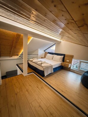 Deluxe Duplex, Courtyard View | Desk, laptop workspace, free WiFi, bed sheets - Dama Residence (Tirana)