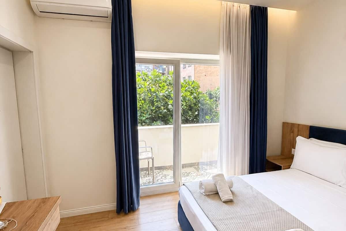 Deluxe Double Room, Courtyard View | Desk, laptop workspace, WiFi (free), bed sheets