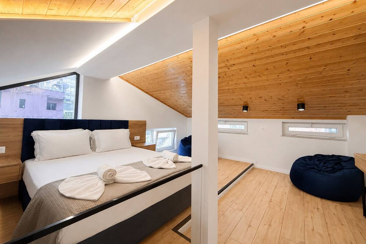 Deluxe Duplex, Courtyard View | Desk, laptop workspace, WiFi (free), bed sheets