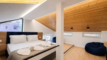 Deluxe maisonnette, uitzicht op binnenplaats | Een bureau, een laptopwerkplek, gratis wifi, beddengoed