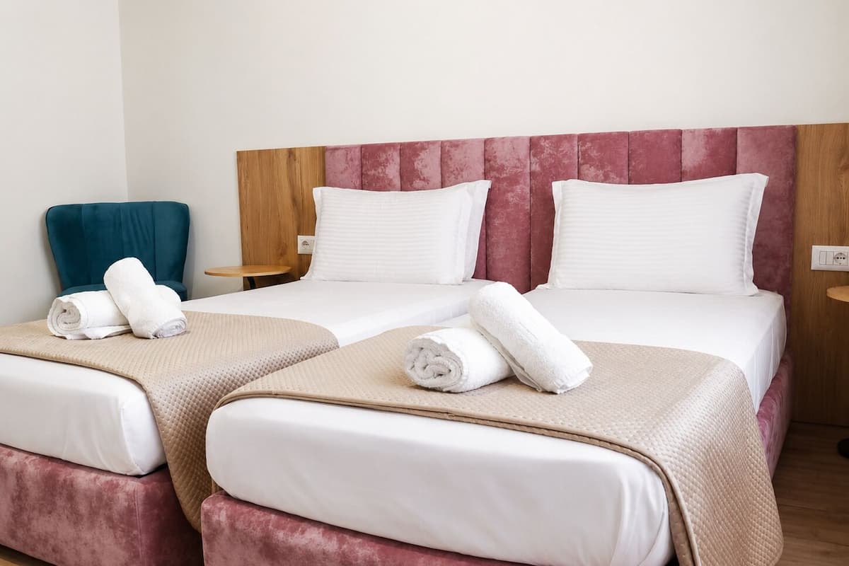 Deluxe Twin Room, Courtyard View | Desk, laptop workspace, WiFi (free), bed sheets