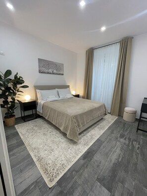 Iron/ironing board, WiFi, bed sheets - Elegant 2-Bedroom, 2-Bathroom Apartment | AC | Metro Line C (Roma)