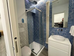 Shower, hair dryer, towels, soap - Elegant 2-Bedroom, 2-Bathroom Apartment | AC | Metro Line C (Roma)