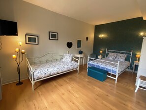 Iron/ironing board, WiFi - Vacation rental 10 minutes from Rouen: pool, sauna, spa, pétanque court, foosball table (Anceaumeville)