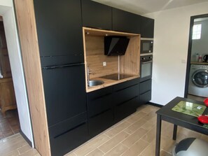 Private kitchen - Vacation rental 10 minutes from Rouen: pool, sauna, spa, pétanque court, foosball table (Anceaumeville)