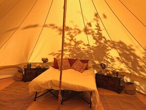 Room - Stunning Bell tent, The cosmic crisp. Set in the Somerset countryside (West Pennard)