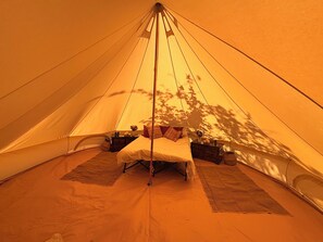 Room - Stunning Bell tent, The cosmic crisp. Set in the Somerset countryside (West Pennard)