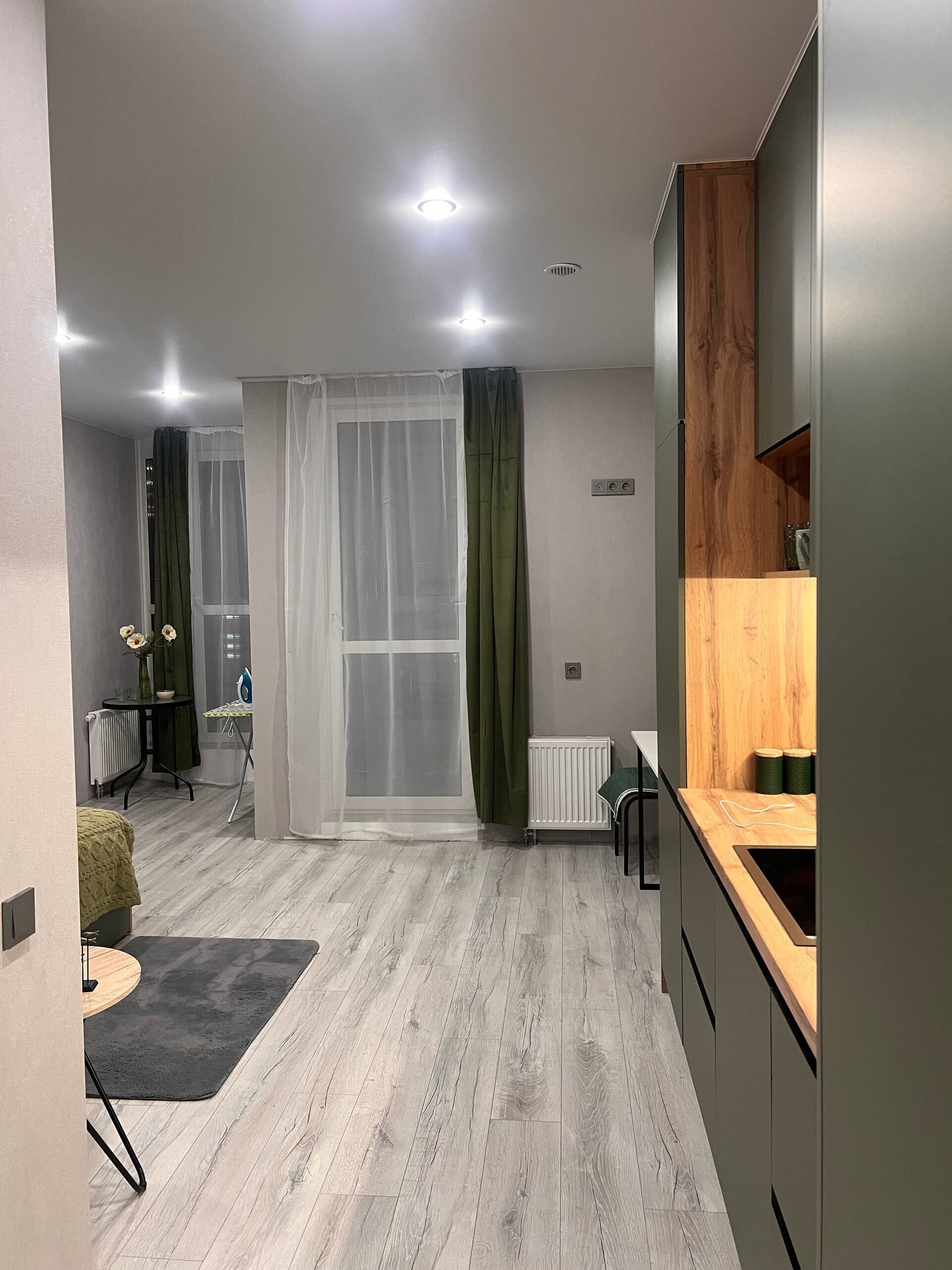 Estudio básico, balcón, vista al patio | Cocina privada | Tetera eléctrica, Artículos de limpieza y toallas de papel 
