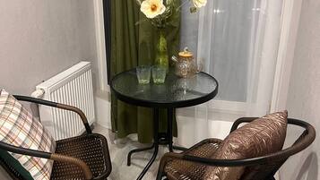 Estudi bàsic, balcó, vistes al pati | Interior