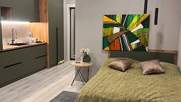 Basic Studio, Balcony, Courtyard View | Premium bedding, blackout drapes, iron/ironing board, WiFi (free)