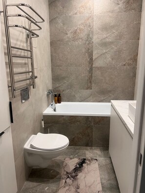 Estudio básico, balcón, vistas al patio | Baño