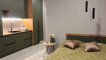Estudi bàsic, balcó, vistes al pati | Roba de llit d'alta qualitat i cortines opaques