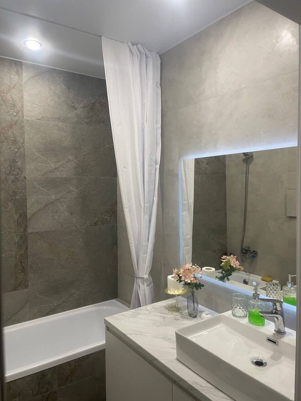 Estudio básico, balcón, vista al patio | Baño