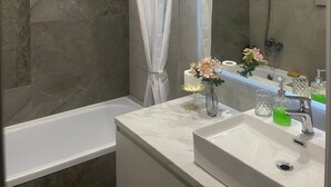 Basic Studio, Balcony, Courtyard View | Bathroom - Cosy Apartment in Minsk World (Minsk)