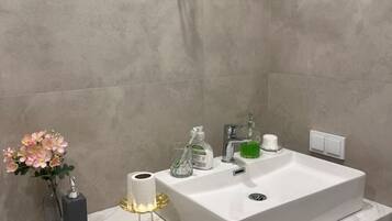 Basic Studio, Balcony, Courtyard View | Bathroom