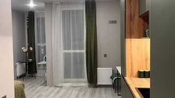 Estudi bàsic, balcó, vistes al pati | Interior