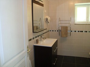 Hair dryer, towels, toilet paper - Vrbo Property (Allas-les-Mines)