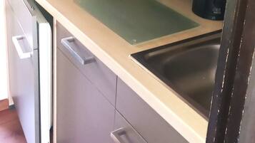 Kühlschrank, Mikrowelle, Herdplatte, Geschirrspüler