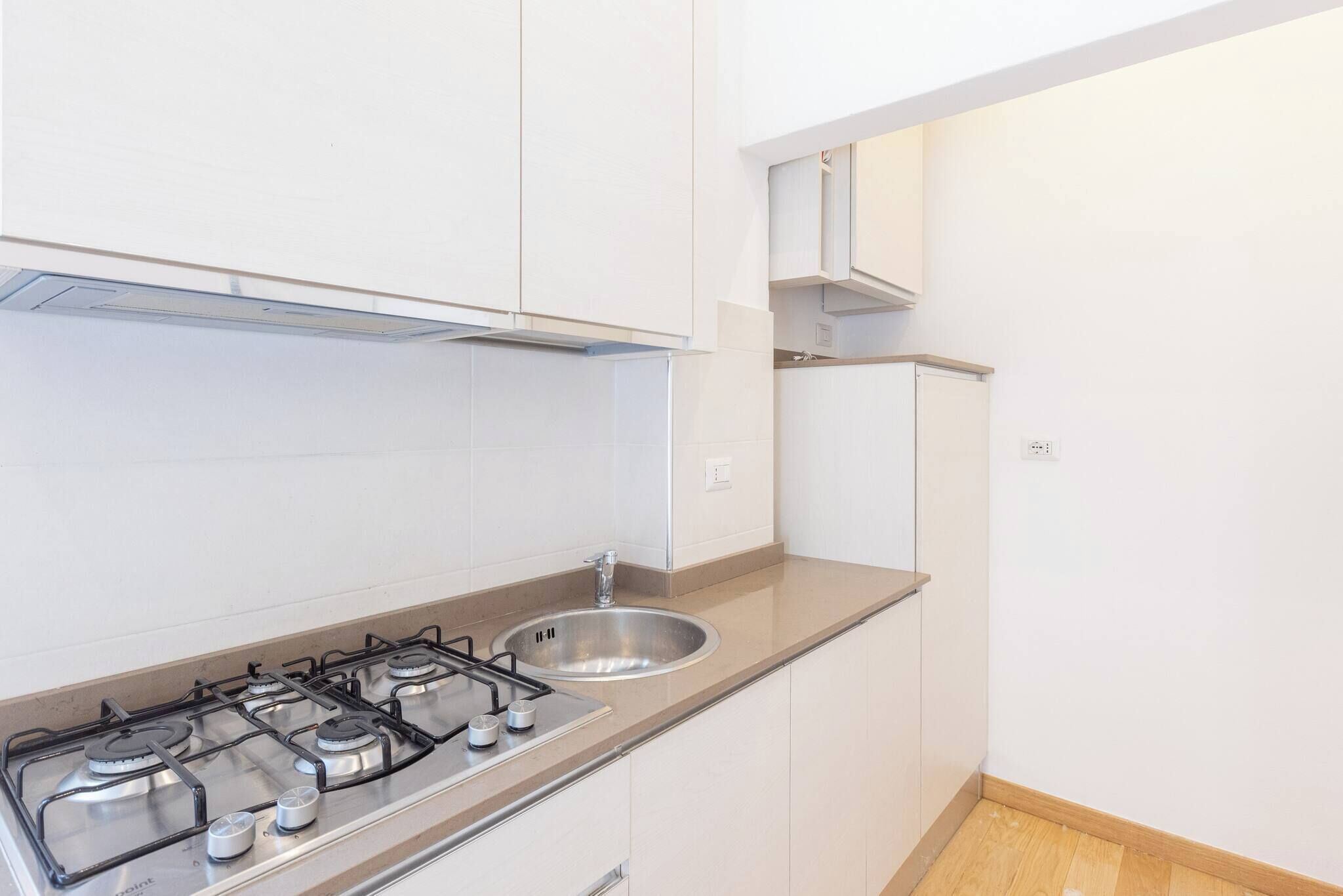 Wasserkocher mit Kaffee-/Teezubehör, Kühlschrank, Ofen, Herdplatte