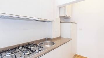 Wasserkocher mit Kaffee-/Teezubehör, Kühlschrank, Ofen, Herdplatte