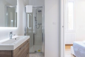 Doccia, asciugacapelli, bidet, asciugamani