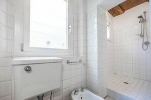 Shower, hair dryer, towels - Ambra Maison (Bologna)