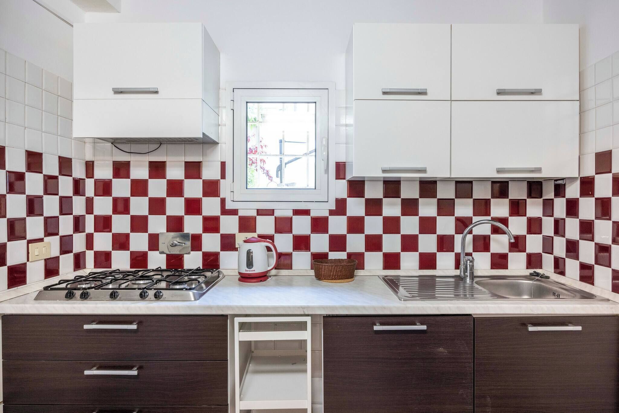 Frigorífico, placa de cocina, hervidor eléctrico y utensilios de cocina
