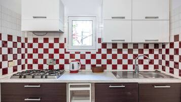 Frigorífico, placa de cocina, hervidor eléctrico y utensilios de cocina