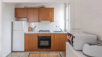 Kühlschrank, Mikrowelle, Ofen, Wasserkocher