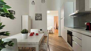 Fridge, oven, stovetop, electric kettle