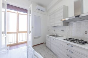 Kühlschrank, Ofen, Kochgeschirr/Geschirr/Besteck