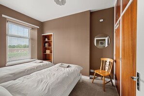 Tabla de planchar con plancha, wifi y ropa de cama 