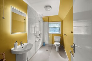 Secadora de cabello, toallas, jabón, papel de baño 