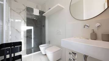 Bruser, hårtørrer, bidet, håndklæder