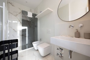 Dusche, Haartrockner, Bidet, Handtücher
