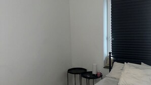 1 quarto, ferros/tábuas de passar roupa