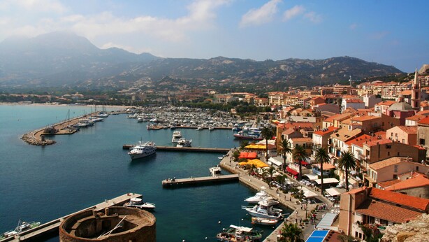 A coastal town with a marina, historic buildings, and a mountainous backdrop. - GRAPI Farm with a swim spa for 4 adults and 4 children (CALVI)